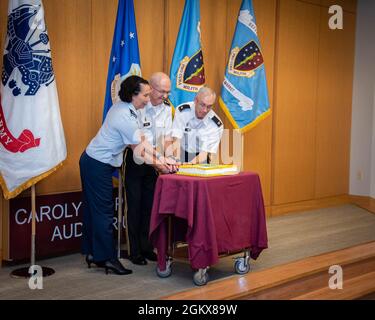 Force aérienne Brig. Général Jeannine M. Ryder, 59e commandant de l'escadre médicale et directeur du marché de San Antonio, à gauche, Lgén de l'Armée Ronald J. place, directeur de l'Agence de la santé de la Défense, centre, Et le colonel de l'Armée Michael Wirt, commandant du Centre médical de l'Armée de Brooke, a coupé le gâteau après la cérémonie d'établissement du marché à la BAMC, fort Sam Houston, Texas, le 16 juillet 2021. La transition complète des installations de traitement militaire au DHA comprend 19 marchés de déclaration directe, 17 petits marchés et de nombreux MTF autonomes à travers le pays qui seront sous la responsabilité d'une organisation MTF de petit marché et autonome, et deux OV Banque D'Images