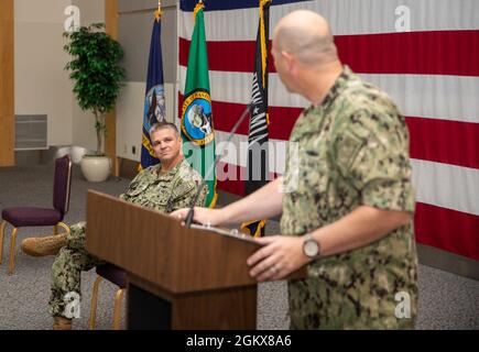 Le capitaine Joshua M. Menzel, commandant entrant de la base navale d'Everett, fait ses dernières remarques au capitaine Michael F. Davis, commandant sortant de la NSE, avant une cérémonie de changement de commandement à Everett, Washington, le 16 juillet 2021. Au cours de la cérémonie, Menzel soulagea Davis comme commandant de la NSE. Banque D'Images