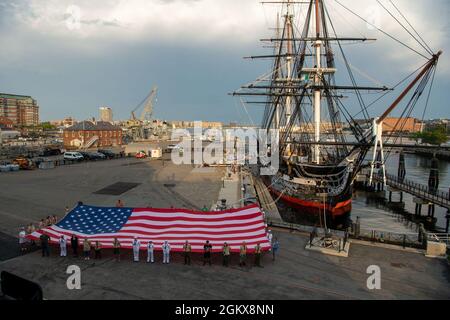 BOSTON (16 juillet 2021) les marins et les invités de l'USS Constitution affichent le drapeau du Patriot à côté du navire. Le drapeau patriote rend hommage aux forces armées, aux premiers intervenants, aux seconds intervenants ainsi qu'aux familles et aux victimes de l'attentat terroriste du 11 septembre. USS Constitution, le plus ancien navire de guerre au monde, a joué un rôle crucial dans les guerres de Barbarie et la guerre de 1812, défendant activement les voies maritimes de 1797 à 1855. Pendant les opérations normales, les marins actifs stationnés à bord de l'USS Constitution proposent des visites gratuites et offrent une visite publique à plus de 600,000 personnes par an Banque D'Images