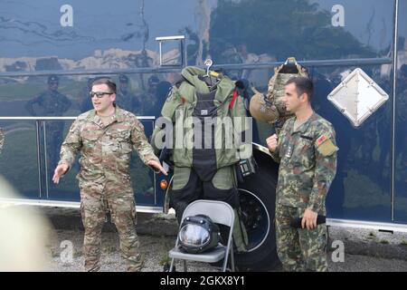 Le Sgt Russell Bongiovanni et le Sgt Sgt du Sgt. Phillip Douglass, techniciens en élimination d'explosifs d'artillerie à la 177e Escadre Fighter, Garde nationale aérienne du New Jersey, présente au contingent du New Jersey - Albanie State Partnership Program leur rôle en tant que membres de la 177e Escadre Fighter, Pomona, N.J., le 16 juillet 2021. La Garde nationale du New Jersey et l'Albanie participent depuis 2001 au Programme de partenariat avec l'État de la Garde nationale. Le Programme de partenariat avec les États de la Garde nationale est un programme du ministère de la Défense des États-Unis géré par la Garde nationale qui relie les États américains avec Banque D'Images