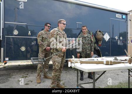 Le Sgt Russell Bongiovanni et le Sgt Sgt du Sgt. Phillip Douglass, techniciens en élimination d'explosifs d'artillerie à la 177e Escadre Fighter, Garde nationale aérienne du New Jersey, présente au contingent du New Jersey - Albanie State Partnership Program leur rôle en tant que membres de la 177e Escadre Fighter, Pomona, N.J., le 16 juillet 2021. La Garde nationale du New Jersey et l'Albanie participent depuis 2001 au Programme de partenariat avec l'État de la Garde nationale. Le Programme de partenariat avec les États de la Garde nationale est un programme du ministère de la Défense des États-Unis géré par la Garde nationale qui relie les États américains avec Banque D'Images