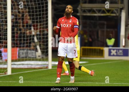 NOTTINGHAM, ROYAUME-UNI. 15 SEPT Lewis Grabban de la forêt de Nottingham réagit après avoir manqué un tir de courte portée lors du match de championnat Sky Bet entre la forêt de Nottingham et Middlesbrough au City Ground, Nottingham, le mercredi 15 septembre 2021. (Credit: Jon Hobley | MI News) Credit: MI News & Sport /Alay Live News Banque D'Images