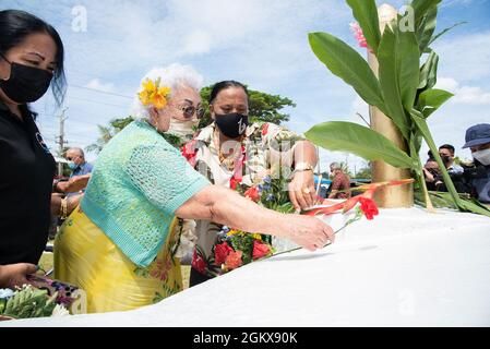 ASAN, Guam (le 19 juillet 2021) - les survivants de la guerre placent les fleurs en hommage lors de la cérémonie du Mémorial d'Asan Beach Landing le 16 juillet. Des militaires, des représentants du gouvernement local et des résidents se sont réunis pour rappeler la libération de Guam par l’armée américaine au cours de la Seconde Guerre mondiale Le lieu de la cérémonie est le lieu où la 3e Division Marine a planté le drapeau américain après avoir sécurisé la tête de plage. Environ 55,000 soldats des Marines et de l'armée ont participé à la bataille de Guam. Plus de 1,800 militaires américains ont été tués en action ou sont morts de blessures au cours des 21 premiers jours de combat. Banque D'Images