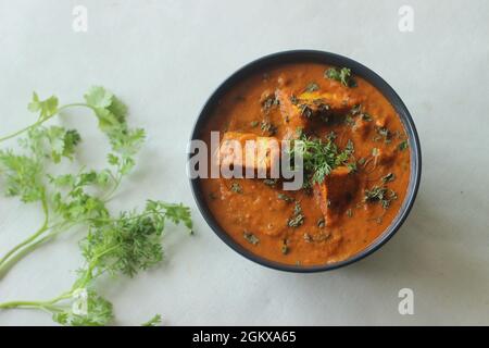 Masala paneer. Un curry fait avec des cubes de fromage cottage cuits dans une sauce aux oignons tomates et épices et garni de feuilles de fenugrec séchées. Prise de vue Banque D'Images