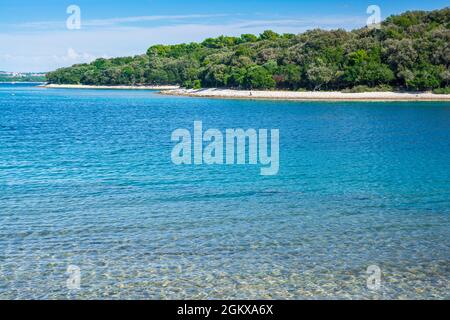 Petite île avec mer bleue profonde dans le parc national de Brijuni, Istria, Croatie Banque D'Images