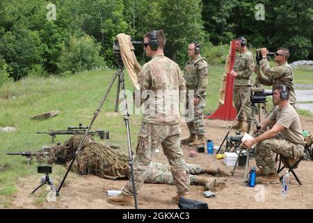 Les soldats affectés au 2e Bataillon de la Garde nationale de l'armée de New York, 108e section de sniper du régiment d'infanterie, s'entraînent en équipe à l'aide du fusil de sniper XM2010 à fort Drum, New York, le 16 juillet. Cette année, trois soldats de la section préparent l'école de sniper au Centre d'entraînement de la garde nationale à Camp Robinson, Arkansas. Banque D'Images