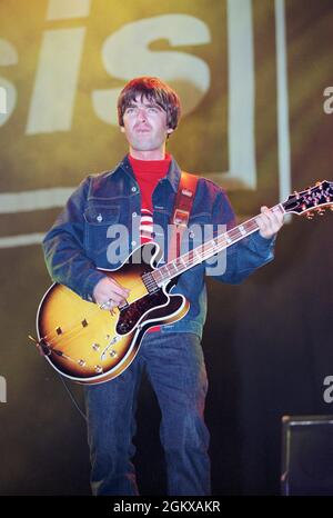 Noel Gallagher en live sur scène avec Oasis à Knebworth, août 1996 Banque D'Images