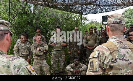 FORT HOOD, Texas -- Sgt. Zachary Lanagan, un entraîneur-entraîneur observateur du 1er Bataillon, 307e Régiment d'infanterie, 174e Brigade d'infanterie, donne des commentaires aux scouts du quartier général et de la troupe du quartier général de la Garde nationale du Tennessee, 2e Escadron, 278e Régiment de cavalerie blindée, Dans un examen après action à la suite d'un examen préalable d'une voie de force pendant la capacité d'entraînement au combat exportable (XCTC) 21-03 à fort Hood, Texas, le 16 juillet 2021. Banque D'Images