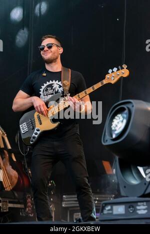 Assister avec le groupe Dualers à un festival de concerts de musique à Garon Park, Southend on Sea, Essex, Royaume-Uni. Lecteur de basses Banque D'Images