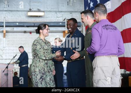 Spécialiste des communications de masse 3e classe Angel Jaskuloski, à gauche, affecté au service des médias de l'USS Gerald R. Ford (CVN 78) de Salt Lake City, reçoit les félicitations du commandant capitaine Paul Lanzilotta, Le capitaine Jeremy Shamblee, chef de la direction, et le chef de commandement principal de’Andre Beaufort, lors d’une cérémonie d’inauguration pour les nouveaux officiers Petty de première, 2e et 3e classe, le 17 juillet 2021. Ford est en cours dans l'océan Atlantique en menant des essais de choc à bord d'un navire complet. La Marine américaine effectue des essais de choc sur de nouveaux modèles de navires à l'aide d'explosifs vivants pour confirmer que nos navires de guerre peuvent continuer à se rencontrer Banque D'Images