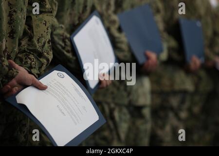 L'USS Gerald R. Ford (CVN 78) organise une cérémonie de filage pour les officiers Petty nouvellement avancés de première, deuxième et troisième classe, le 17 juillet 2021. Ford est en cours dans l'océan Atlantique en menant des essais de choc à bord d'un navire complet. La Marine américaine effectue des essais de choc sur de nouveaux modèles de navires à l'aide d'explosifs vivants pour confirmer que nos navires de guerre peuvent continuer à répondre aux exigences de mission exigeantes dans les conditions difficiles qu'ils pourraient rencontrer au combat. Banque D'Images