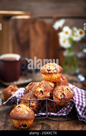 Délicieux muffins aux cerises faits maison sur fond rustique Banque D'Images