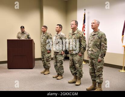 De droite, le colonel Gerald Hautman, le lieutenant colonel Michael Moyle, Sgt. Andrew Diaz, de la 1re classe, du 7302e Bataillon de soutien à l'entraînement médical, et le colonel Carlos Tamez, commandant de la 3e brigade de formation médicale, se tiennent en formation pour une cérémonie de remise des prix qui s'est tenue à fort McCoy, Wisconsin, le 17 juin. Hautman et Diaz ont été choisis pour être intronisés dans le prestigieux ordre du mérite médical militaire. Le prix reconnaît l'excellence et fait la promotion de la bourse et de l'esprit de corps parmi les membres du personnel du Département de médecine de l'Armée de terre. L'adhésion à l'ordre reconnaît les personnes qui ont fait preuve des normes les plus élevées d'intégrité et Banque D'Images