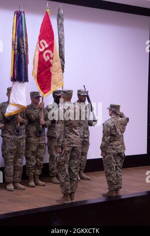 Le précédent Groupe de soutien de zone, le Qatar, a assumé le commandement du Groupe de soutien de zone, Jordanie, du 143e Groupe de soutien régional, Garde nationale de l'armée du Connecticut. Le colonel Toni Sabo et le sergent de commandement. Le Maj. Jose Hernandez a déballé les couleurs ASG-J comme ils ont assumé le commandement du Col. Thomas Dennis et du Sgt de commandement. Le Maj. Orlando Anderson. Banque D'Images