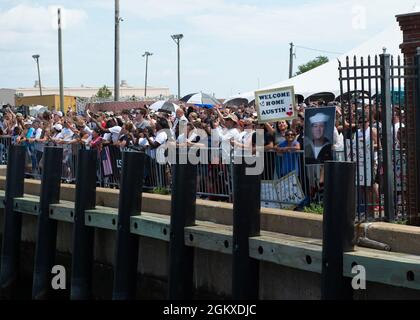 NORFOLK, Virginie (18 juillet 2021) – les familles attendent l'arrivée de leurs proches comme porte-avions de la classe Nimitz USS Dwight D. Eisenhower (CVN 69) retourne à la base navale de Norfolk, en juillet 18. Eisenhower retourne à homeport après un déploiement régulier prévu à l'appui des opérations de sécurité maritime et des efforts de coopération en matière de sécurité de théâtre dans la 5e et la 6e flotte des États-Unis. Banque D'Images