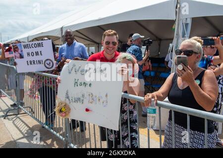 NORFOLK, Virginie (18 juillet 2021) – les familles attendent l'arrivée de leurs proches comme porte-avions de la classe Nimitz USS Dwight D. Eisenhower (CVN 69) retourne à la base navale de Norfolk, en juillet 18. Eisenhower retourne à homeport après un déploiement régulier prévu à l'appui des opérations de sécurité maritime et des efforts de coopération en matière de sécurité de théâtre dans la 5e et la 6e flotte des États-Unis. Banque D'Images