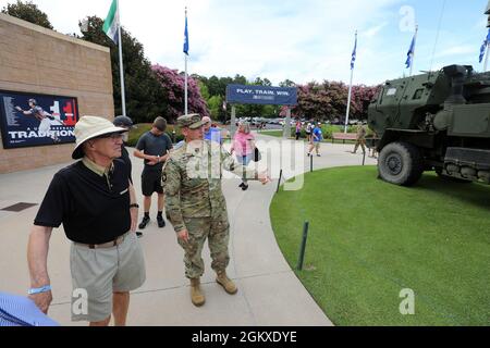 Un soldat de la Garde nationale de Caroline du Nord répond à une question au sujet d'une exposition du système de fusée d'artillerie à haute mobilité dans le cadre de l'équipe olympique de baseball des États-Unis accueillant des soldats du NGNC au complexe d'entraînement national de baseball des États-Unis à Cary, en Caroline du Nord, le 18 juillet 2021. Les soldats, lors d'une cérémonie avant le début du match entre USA Baseball et une équipe de visiteurs de l'université américaine All-stars, ont donné à chaque membre de l'équipe un drapeau de leur uniforme pour les joueurs de baseball à prendre aux Jeux de Tokyo plus tard ce mois-ci. Banque D'Images