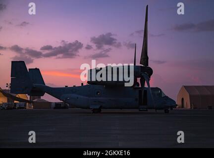 Un MV-22 Osprey du Marine Medium Tiltrotor Squadron 364 (VMM-364), siège sur un tarmac dans le Royaume d'Arabie Saoudite le 18 juillet 2021. Le MV-22 est le principal mode de transport pour toutes les missions de récupération tactique d’aéronefs et de personnel, et une partie extrêmement importante des opérations d’intervention en cas de crise de la Force opérationnelle aérienne marine à but spécial. Banque D'Images