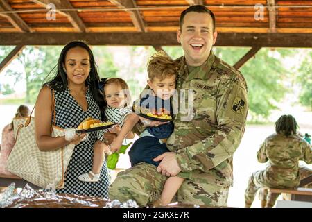 La famille et les soldats de la 58e Brigade expéditionnaire militaire de la Garde nationale du Maryland se servent eux-mêmes de la nourriture pendant la Journée de la famille à fort George G. Meade, Maryland, le 18 juillet 2021. La 58e EMIB a organisé la Journée de la famille pour accueillir les soldats de retour qui sont récemment rentrés chez eux après leur déploiement au Moyen-Orient, ainsi que pour renforcer le moral et construire une camaraderie au sein de l'unité. Banque D'Images