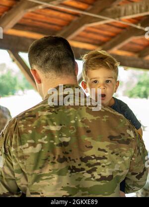 Armée américaine Joseph Hoffman, un soldat de la 58e Brigade de renseignement militaire expéditionnaire de la Garde nationale du Maryland, porte son fils lors de la fête de la famille à fort George G. Meade, Maryland, le 18 juillet 2021. La 58e EMIB a organisé la Journée de la famille pour accueillir les soldats de retour qui sont récemment rentrés chez eux après leur déploiement au Moyen-Orient, ainsi que pour renforcer le moral et construire une camaraderie au sein de l'unité. Banque D'Images