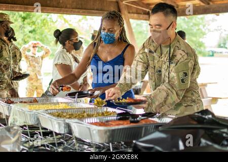 La famille et les soldats de la 58e Brigade expéditionnaire militaire de la Garde nationale du Maryland se servent eux-mêmes de la nourriture pendant la Journée de la famille à fort George G. Meade, Maryland, le 18 juillet 2021. La 58e EMIB a organisé la Journée de la famille pour accueillir les soldats de retour qui sont récemment rentrés chez eux après leur déploiement au Moyen-Orient, ainsi que pour renforcer le moral et construire une camaraderie au sein de l'unité. Banque D'Images