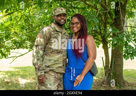 La famille et les soldats de la 58e Brigade expéditionnaire du renseignement militaire de la Garde nationale du Maryland posent pour une photo lors de la Journée de la famille à fort George G. Meade, Maryland, le 18 juillet 2021. La 58e EMIB a organisé la Journée de la famille pour accueillir les soldats de retour qui sont récemment rentrés chez eux après leur déploiement au Moyen-Orient, ainsi que pour renforcer le moral et construire une camaraderie au sein de l'unité. Banque D'Images