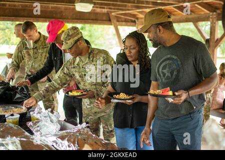 La famille et les soldats de la 58e Brigade expéditionnaire militaire de la Garde nationale du Maryland se servent eux-mêmes de la nourriture pendant la Journée de la famille à fort George G. Meade, Maryland, le 18 juillet 2021. La 58e EMIB a organisé la Journée de la famille pour accueillir les soldats de retour qui sont récemment rentrés chez eux après leur déploiement au Moyen-Orient, ainsi que pour renforcer le moral et construire une camaraderie au sein de l'unité. Banque D'Images