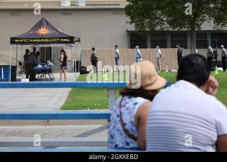 Les candidats au peloton des Chargers de classe 28 de la Sunburst Youth Challenge Academy arrivent et se présentent le jour d'admission et les membres de la famille regardent, le 18 juillet 2021, à la base d'entraînement des Forces interarmées, Los Alamitos, Californie. Au cours des cinq prochains mois, les candidats vivront et seront à l'école sur la base. Sunburst est l'un des trois programmes de défi jeunesse de la Garde nationale animés par le département militaire de Californie et son objectif est de récupérer la vie des adolescents à risque. Banque D'Images