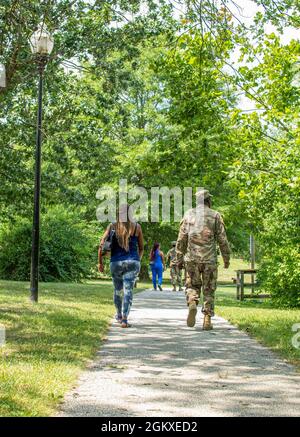 La famille et les soldats de la 58e Brigade expéditionnaire du renseignement militaire de la Garde nationale du Maryland font une promenade autour du lac Burba lors de la Journée de la famille sur le fort George G. Meade, Maryland, le 18 juillet 2021. La 58e EMIB a organisé la Journée de la famille pour accueillir les soldats de retour qui sont récemment rentrés chez eux après leur déploiement au Moyen-Orient, ainsi que pour renforcer le moral et construire une camaraderie au sein de l'unité. Banque D'Images