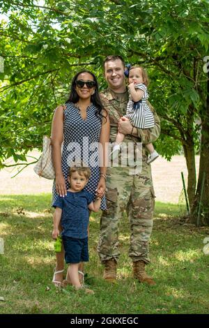 La famille et les soldats de la 58e Brigade expéditionnaire du renseignement militaire de la Garde nationale du Maryland posent pour une photo lors de la Journée de la famille à fort George G. Meade, Maryland, le 18 juillet 2021. La 58e EMIB a organisé la Journée de la famille pour accueillir les soldats de retour qui sont récemment rentrés chez eux après leur déploiement au Moyen-Orient, ainsi que pour renforcer le moral et construire une camaraderie au sein de l'unité. Banque D'Images