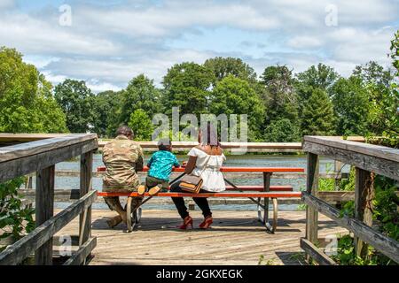 La famille et les soldats de la 58e Brigade expéditionnaire du renseignement militaire de la Garde nationale du Maryland regardent le lac Burba lors de la Journée de la famille à fort George G. Meade, Maryland, le 18 juillet 2021. La 58e EMIB a organisé la Journée de la famille pour accueillir les soldats de retour qui sont récemment rentrés chez eux après leur déploiement au Moyen-Orient, ainsi que pour renforcer le moral et construire une camaraderie au sein de l'unité. Banque D'Images