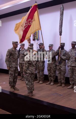 Le précédent Groupe de soutien de zone, le Qatar, a assumé le commandement du Groupe de soutien de zone, Jordanie, du 143e Groupe de soutien régional, Garde nationale de l'armée du Connecticut. Le colonel Toni Sabo et le sergent de commandement. Le Maj. Jose Hernandez a déballé les couleurs ASG-J comme ils ont assumé le commandement du Col. Thomas Dennis et du Sgt de commandement. Le Maj. Orlando Anderson. Banque D'Images