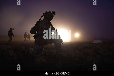 Un défenseur des éléments d'intervention au sol déployé avec le 353e Escadron de soutien aux opérations spéciales assure la sécurité des aéronefs pendant l'entraînement DAGRE pendant l'exercice Talisman Sabre 21, à la base aérienne royale australienne de Tindal, en Australie, le 18 juillet 2021. Le Commandement des opérations spéciales de la Force aérienne des États-Unis utilise des éléments DAGRE comme de petites équipes rapidement déployables qui assurent la protection et la sécurité des forces ciblées. Le TS 21 appuie la Stratégie de défense nationale des États-Unis en améliorant la capacité de protéger la patrie et de fournir des forces crédibles au combat pour répondre à toute la gamme des préoccupations potentielles en matière de sécurité Banque D'Images