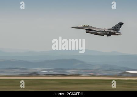 Un faucon de combat F-16 de la 114e Escadre de chasseurs arrive à la base aérienne d'Ellsworth en préparation au combat Raider. L’objectif de la 114e escadre de combat dans combat Raider est d’exercer l’état de préparation de la mission de combat dans un scénario de guerre simulé en mettant l’accent sur l’intégration des avions de quatrième et cinquième génération. Banque D'Images