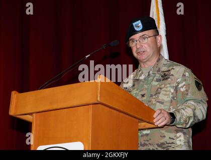 Le colonel Christopher L. Tomlinson fait des remarques lors d'une cérémonie tenue le 20 juillet au Camp Zama, au Japon, au cours de laquelle il a pris le commandement de la garnison de l'armée américaine au Japon. Le commandant sortant était le colonel Thomas R. Matelski, qui a pris le commandement en juillet 2019. Craig L. Deatrick, directeur du Commandement de la gestion de l'installation – Pacifique, a été l'hôte de la cérémonie. Banque D'Images