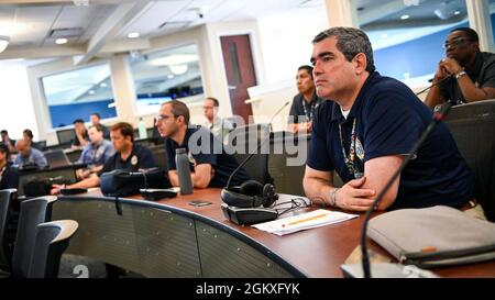 Le personnel entrant du Inter-American Defense College participe à un briefing d'orientation et à un déjeuner sur le fort Lesley J. McNair, Washington, D.C., le 19 juillet 2021. L'événement a fourni au personnel entrant des renseignements sur les procédures, les règles et les règlements de l'IADC donnés par le personnel actuel et les chefs de section. Banque D'Images