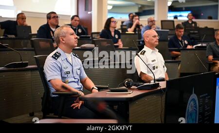 Le personnel entrant du Inter-American Defense College participe à un briefing d'orientation et à un déjeuner sur le fort Lesley J. McNair, Washington, D.C., le 19 juillet 2021. L'événement a fourni au personnel entrant des renseignements sur les procédures, les règles et les règlements de l'IADC donnés par le personnel actuel et les chefs de section. Banque D'Images