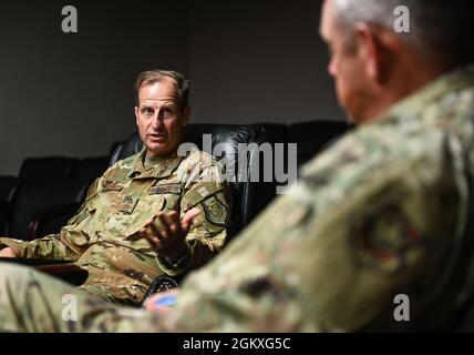 Le général de division Corey Martin de la U.S. Air Force, directeur des opérations du Commandement des transports des États-Unis, parle avec le colonel Corey Simmons, commandant de la 60e Escadre de la mobilité aérienne, le 19 juillet 2021, lors d'une visite de la base aérienne de Travis, en Californie. La visite de Martin fait suite au travail de Travis AFB dans l’exécution du plan de secours COVID de l’Administration Biden, qui transporte les fournitures COVID-19 vers les pays d’Asie. Banque D'Images