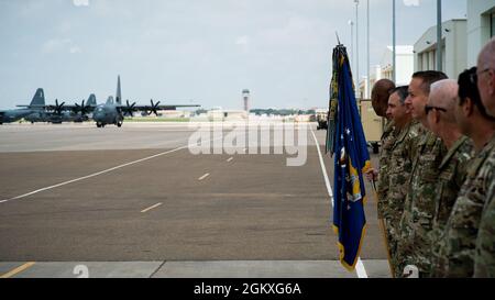 27e opération spéciale les dirigeants de l’escadre sont témoins de l’arrivée du nouveau navire-canon AC-130J Ghostrider de l’escadre à la base aérienne de Cannon, NOUVEAU-MEXIQUE, le 19 juillet 2021. L’arrivée de l’AC-130J de Cannon représente une importante expansion de la capacité de l’AC-130 en tant que structures AFSOC pour l’avenir des modèles de génération de forces des opérations spéciales, tandis que les Air Commandos s’adaptent à la concurrence de puissance proche des pairs dans l’ensemble des opérations mondiales. Banque D'Images