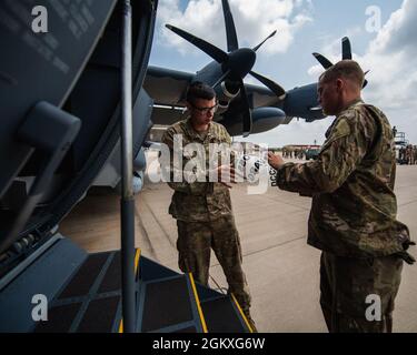 27e opération spéciale les aviateurs de l’escadre préparent un pochoir pour le nouveau navire-canon AC-130J Ghostrider de l’escadre à la base aérienne de Cannon, NOUVEAU-MEXIQUE, le 19 juillet 2021. L’arrivée de l’AC-130J de Cannon représente une importante expansion de la capacité de l’AC-130 en tant que structures AFSOC pour l’avenir des modèles de génération de forces des opérations spéciales, tandis que les Air Commandos s’adaptent à la concurrence de puissance proche des pairs dans l’ensemble des opérations mondiales. Banque D'Images