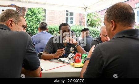 Le personnel entrant du Inter-American Defense College participe à un briefing d'orientation et à un déjeuner sur le fort Lesley J. McNair, Washington, D.C., le 19 juillet 2021. L'événement a fourni au personnel entrant des renseignements sur les procédures, les règles et les règlements de l'IADC donnés par le personnel actuel et les chefs de section. Banque D'Images