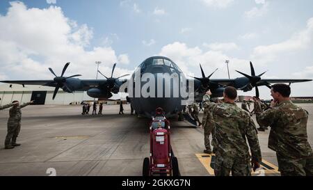 27e opération spéciale le personnel de l’escadre inspecte le nouveau navire-canon AC-130J Ghostrider de l’escadre à la base aérienne de Cannon, NOUVEAU-MEXIQUE, le 19 juillet 2021. L’arrivée de l’AC-130J de Cannon représente une importante expansion de la capacité de l’AC-130 en tant que structures AFSOC pour l’avenir des modèles de génération de forces des opérations spéciales, tandis que les Air Commandos s’adaptent à la concurrence de puissance proche des pairs dans l’ensemble des opérations mondiales. Banque D'Images