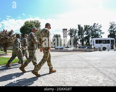 Corey Simmons, commandant de la 60e Escadre de la Force aérienne des États-Unis, deuxième à partir de la droite, parle avec le général Corey Martin, directeur des opérations du Commandement des transports des États-Unis, à droite, le chef principal de la flotte, Donald Myrick, le chef principal du Commandement TRANSCOM des États-Unis, à gauche, et le chef principal Sgt. Robert Schultz, 60ème chef de commandement de la WMA, le 19 juillet 2021, lors d'une visite de la base aérienne de Travis, en Californie. La visite de Martin et Myrick fait suite au travail de Travis AFB dans l’exécution du plan de secours COVID de l’Administration Biden, qui transporte les fournitures COVID-19 vers les pays d’Asie. Banque D'Images