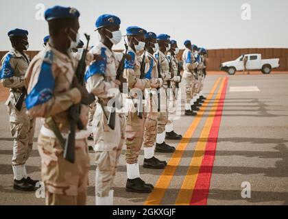 Les membres des forces armées nigériennes (FAN) sont en formation à la base aérienne nigérienne 201, Agadez, le 19 juillet 2021. Les membres se sont tenus en formation en attendant le chef D'état-major DE L'ÉVENTAIL, le colonel Maïnassara. Banque D'Images