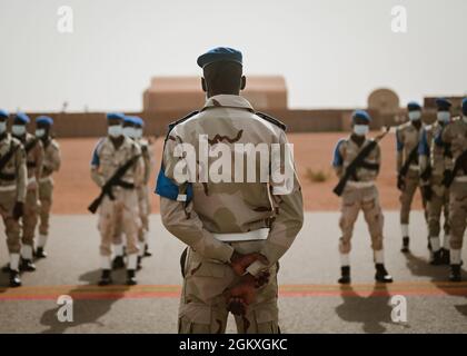 Un membre de service affecté aux Forces armées nigéennes (FAN) se trouve dans un défilé de repos à la base aérienne nigérienne 201, Agadez, le 19 juillet 2021. Les membres DU FAN ont effectué des coutumes et des courtesies traditionnelles vers l'arrivée du chef D'état-major DU FAN, le colonel Maïnassara. Banque D'Images