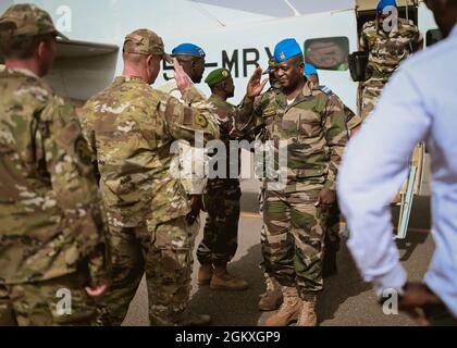 Le colonel Maïnassara des Forces armées nigéennes, chef d'état-major des Forces armées nigéennes, salue le colonel Daniel KOBS de la Force aérienne américaine, 409e commandant du Groupe expéditionnaire de l'aviation, à la base aérienne nigérienne 201, Agadez, 19 juillet 2021. L'armée américaine reste déterminée à aider les partenaires africains à protéger leurs frontières en matière de sécurité nationale, et avec d'autres efforts importants pour les citoyens du Niger. Banque D'Images