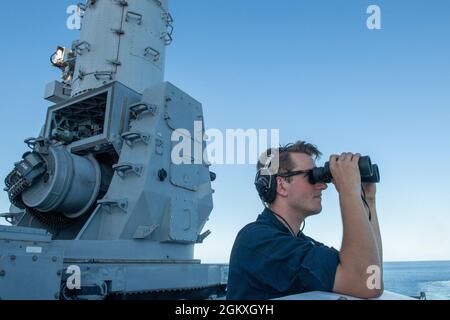 MER DE CORAIL (19 juillet 2021)— le Mate de Boatswain de 3e classe Kaleb Cook est un belvédère à bord de l'USS Germantown (LSD 42) qui opère au large de la côte australienne pendant le Talisman Sabre 21. Les forces australiennes et américaines se combinent tous les deux ans pour Talisman Sabre, un exercice multidomaine d'un mois qui renforce les capacités des alliés et des partenaires pour répondre à la gamme complète des concerts de sécurité Indo-Pacific. Banque D'Images