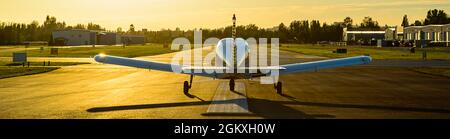 Petit avion prêt à décoller à l'aéroport au lever du soleil. Banque D'Images