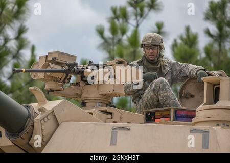 Un étudiant de maître Gunner de l'armée américaine, affecté au 3e Escadron, 16e Régiment Calvaire, sort de la trappe des commandants de chars d'un char M1A2 SEP V2 Abrams à Ware Range, fort Benning, GA., le 20 juillet 2021. Ces pétroliers sont formés pour devenir des mater Gunners et être des experts en la matière dans leur domaine. Banque D'Images