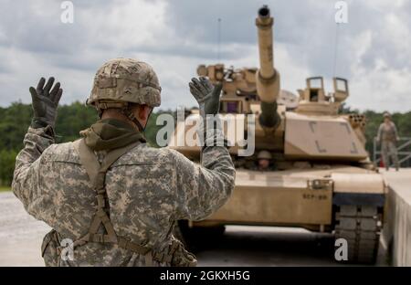 Un étudiant de maître Gunner de l'armée américaine, affecté au 3e Escadron, 16e Régiment Calvaire, utilise des signaux de main et de bras pour diriger un char d'Abrams M1A2 SEP V2 où se déplacer à Ware Range, fort Benning, GA., 20 juillet 2021. Ces pétroliers sont formés pour devenir des mater Gunners et être des experts en la matière dans leur domaine. Banque D'Images